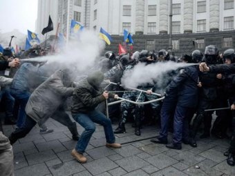 Возле Кабмина в Киеве драка, силовики снова применили слезоточивый газ