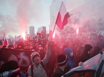 Варшавские националисты жгли петарды и фаеры около Российского посольства