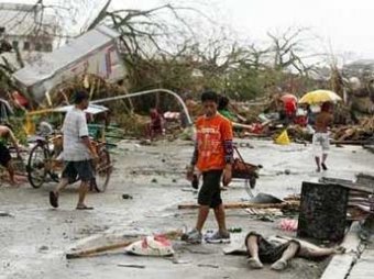 Полиция: тайфун на Филиппинах убил 10 тысяч человек