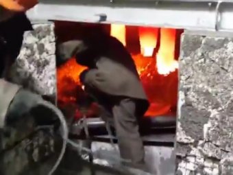 "Отчаянный металлург", забравшийся в печь для её ремонта, стал звездой Интернета