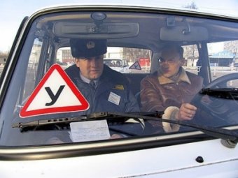 Российским автошколам разрешат принимать экзамены на права