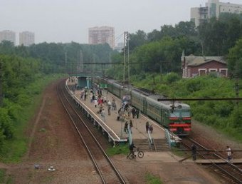 В Москве электричка насмерть сбила четырех молодых людей