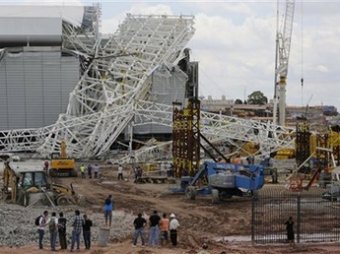 Стадион открытия ЧМ-2014 частично обрушился в Бразилии, трое погибли