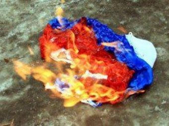 В Грузии сторонники Саакашвили сожгли флаг РФ