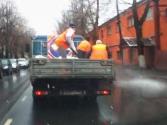 В Москве коммунальщики забросали солью машины и прохожих и заплатят за это