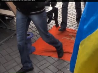 О флаг СССР евромайдановцы вытерли ноги