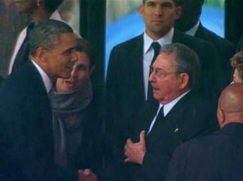 На панихиде по Манделе Обама "незапланированно" пожал руку Раулю Кастро