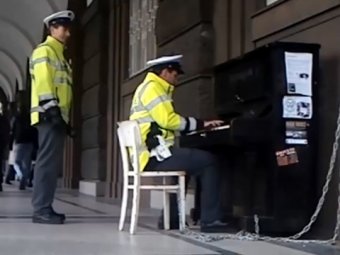 В Праге полицейский устроил уличный концерт во время дежурства