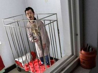 В Китае мать 40 лет продержала сына в клетке