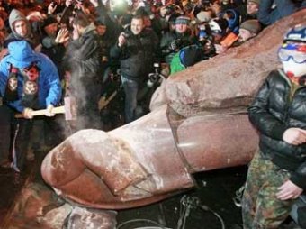 Оппозиционеры в Киеве снесли памятник Ленину: обломки добивали кувалдой