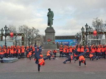 В Москве на «Пушке» 300 строителей провели флешмоб