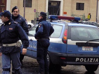 Итальянку могут посадить за поцелуй полицейского в шлем