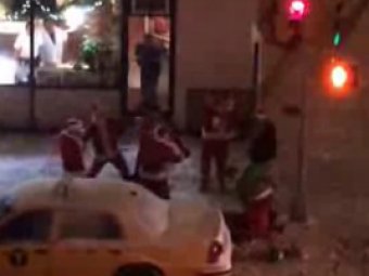 Санта-Клаусы устроили массовую драку в Нью-Йорке