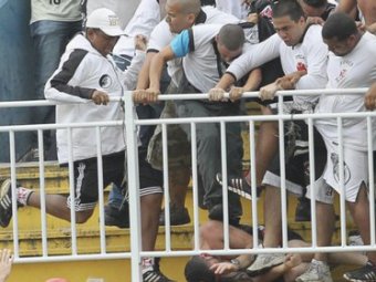 Фанаты устроили побоище на стадионе в Бразилии: погибли два человека
