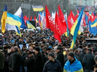 В Киеве оппозиция штурмует администрацию президента на бульдозере
