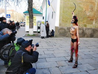 Активистка Femen обнажилась у Киевской лавры, протестуя против диктатуры Януковича