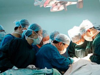 Китайские врачи спасли оторванную руку пациента, пришив ее к ноге