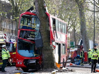 ДТП в Лондоне: двухэтажный автобус врезался в дерево, ранены 32 человека