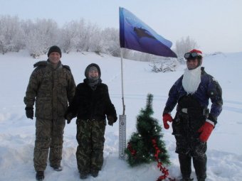 Водолазы в Якутии поставили ёлку на дно реки Лены при морозе в -45