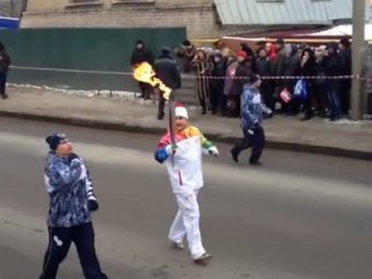 В Брянске факелоносец во время Олимпийской эстафеты "зажег" лезгинку