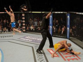 Шок: экс-чемпион UFC сломал ногу о туловище соперника прямо на ринге