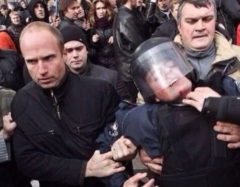 В Киеве радикалы начали убивать и похищать милиционеров
