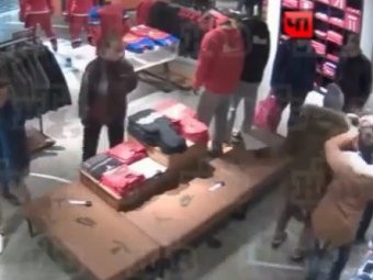 В Москве кавказец избил продавщицу за отказ снять ему кроссовки