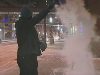 Десятки американцев получили ожоги, пытаясь повторить трюк с замораживанием кипятка