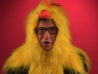 Билл Гейтс снялся в "вирусном" ролике в костюме цыпленка