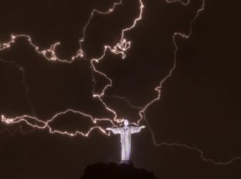 Молния отколола у статуи Христа-Искупителя в Рио кончик пальца