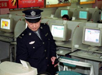 Китайцы показывают паспорт при загрузке видео в интернет