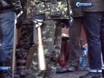 В Украинском Херсоне радикалы тяжело ранили трех милиционеров