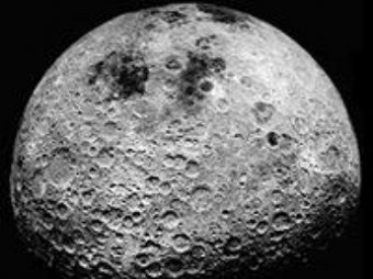 Ученые: темная сторона Луны — бирюзовая