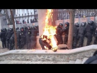 В Сети появилось шокирующее видео, как митингующие жгут бойцов "Беркута" коктейлями "Молотова"