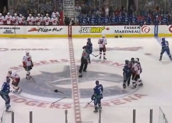 В матче НХЛ хоккеисты устроили массовое побоище уже на 2-й секунде встречи