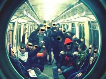 Московская полиция ищет подростков, которые сожгли в метро Коран