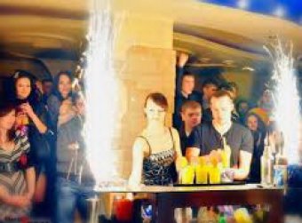 Бармен в московском клубе поджег девушку во время трюка с коктейлем