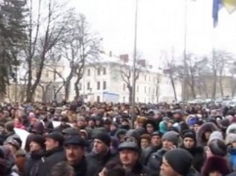 СМИ: Многотысячная толпа захватила областную администрацию во Львове