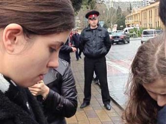 Толоконникову и Алехину из Pussy Riot в Сочи задержали по подозрению в краже