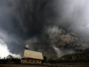 Из-за извержения вулкана в Индонезии погибло 16 человек