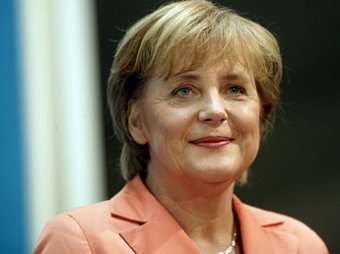 СМИ: в сети появилось фото Меркель с гитлеровским усами
