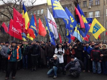 Вооружённые активисты Евромайдана провели пикет возле Верховной рады