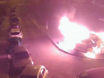 В Астрахани сожгли BMW любителя парковаться на детской площадке