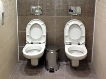 Спортсмены в Сочи устроили флешмоб в "двойном" туалете