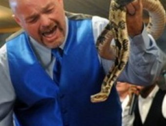 Ведущий National Geographic умер от укуса змеи