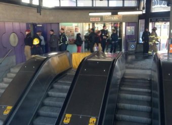 На эскалаторе метро Монреаля женщину задушило собственным шарфом
