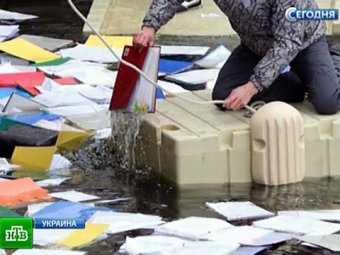В озере у резиденции Януковича нашли 200 мешков с документами