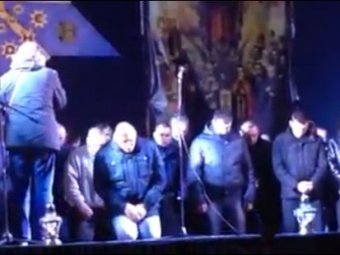 Во Львове бойцов "Беркута" на коленях заставили просить прощения