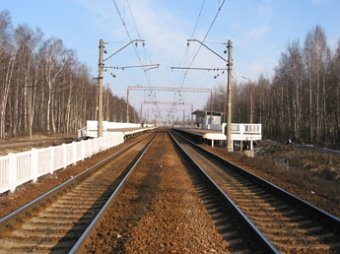 Грузовик столкнулся с электричкой в Подмосковье