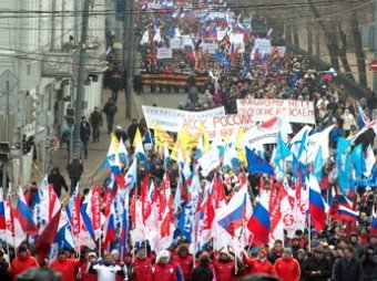 СМИ: В Москве проходят шествия за и против политики России в Крыму